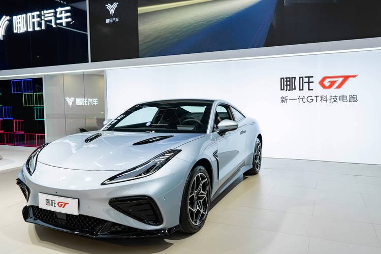 重庆295哪吒汽车在智能汽车领域的表现，领途汽车在新能源汽车市场中的影响力